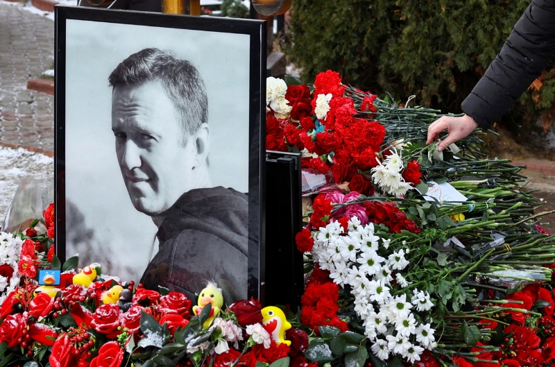 Seguidores de Navalni le homenajean tras denuncias de envenenamiento