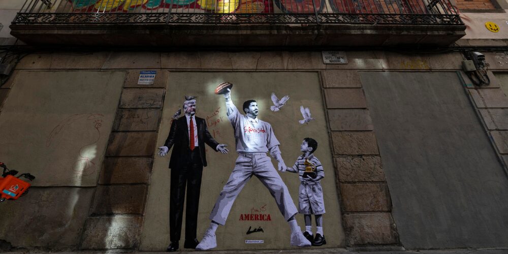 Un grafiti en Barcelona reivindica el mensaje de Bad Bunny