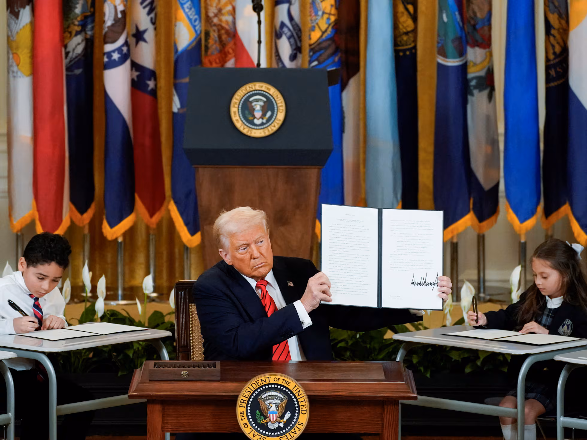 Gobierno Trump ordena cierre de más de 500 escuelas
