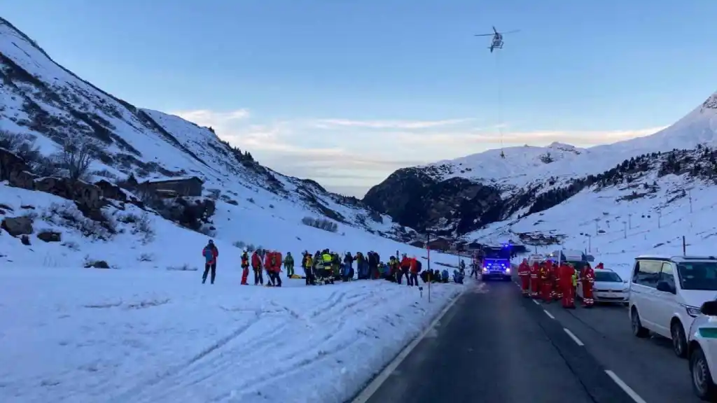 Buscan a diez esquiadores desaparecidos tras avalancha