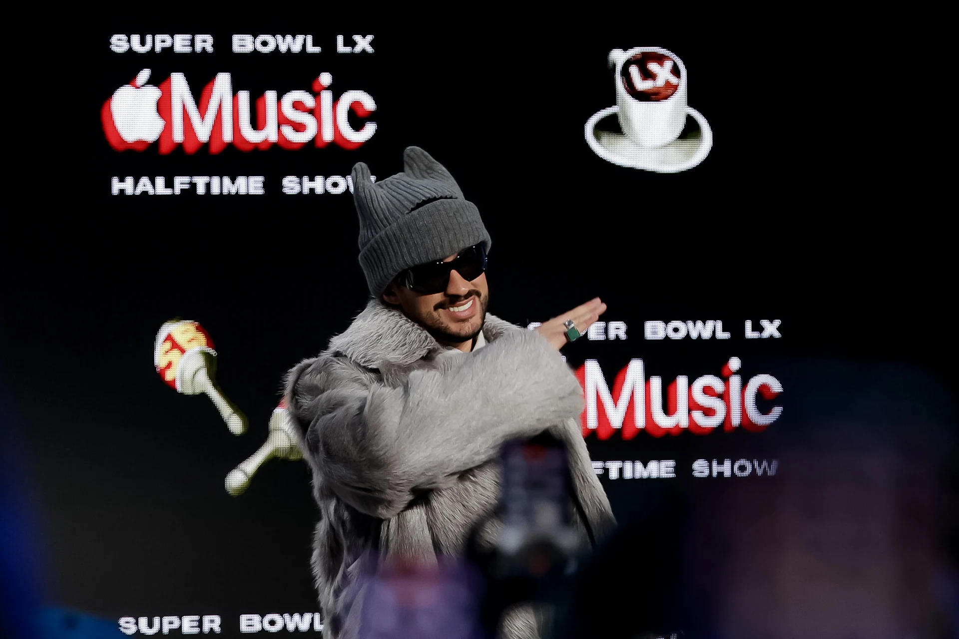 A ritmo de “Chambea” llegó Bad Bunny a la rueda de prensa