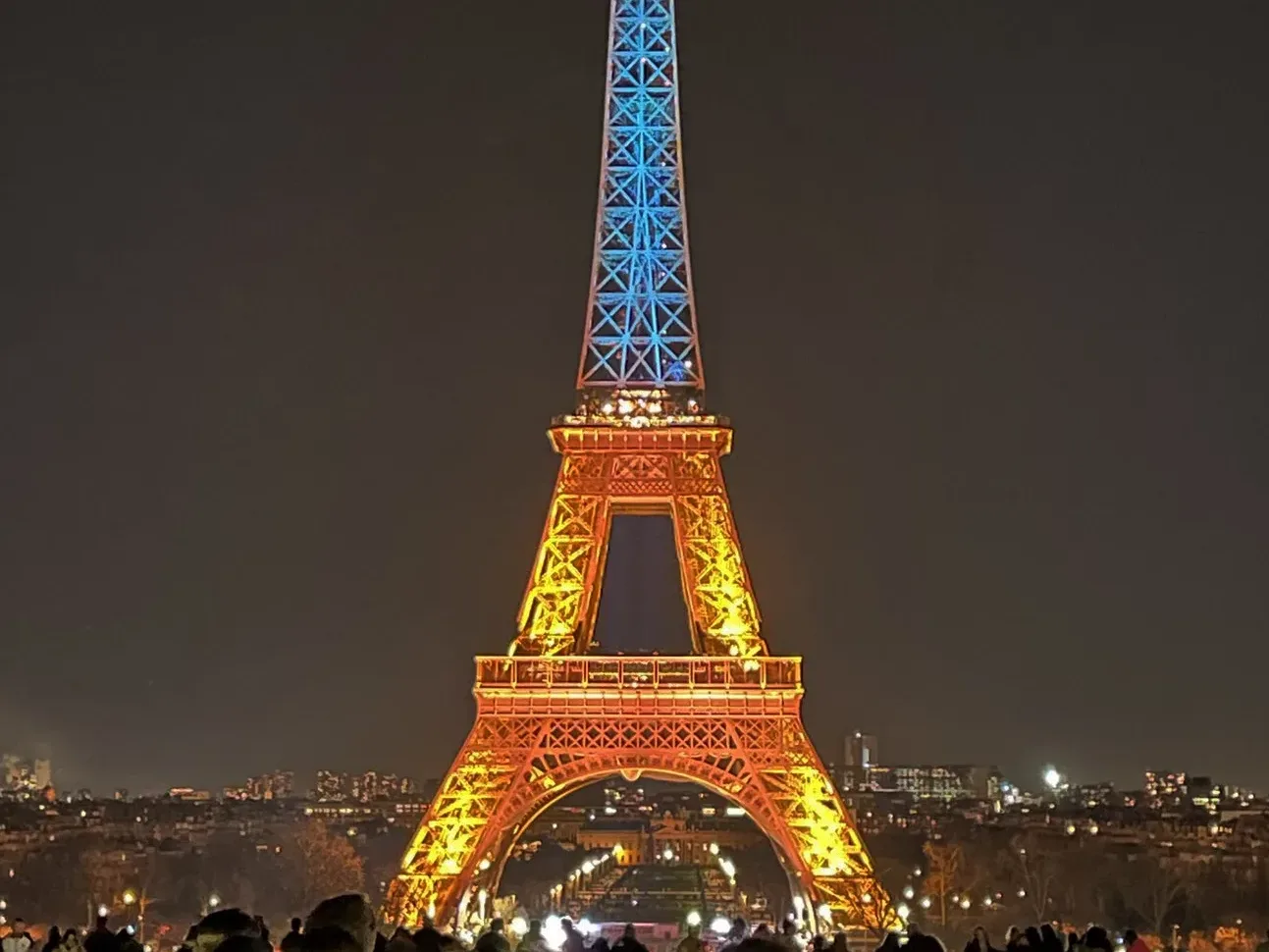 La Torre Eiffel se ilumina con los colores de Ucrania
