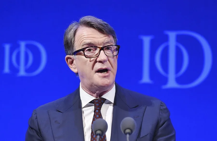 libera bajo fianza al exministro Peter Mandelson
