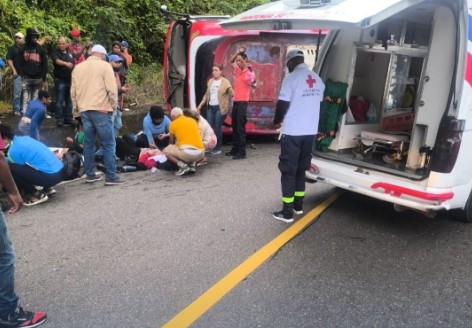 Volcadura de autobús deja al menos 14 afectados en Constanza