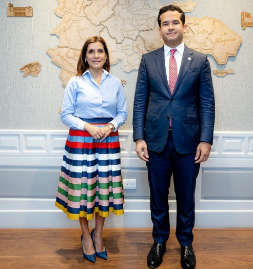 Omar Fernández se reúne con la embajadora de EEUU