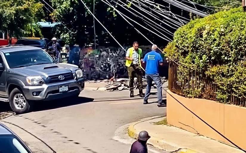 Agente de la DIGESETT y ciudadano se enfrentan en Jarabacoa