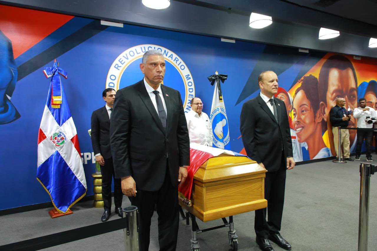 Sepultan a Ramón Alburquerque tras rendirle honras fúnebres