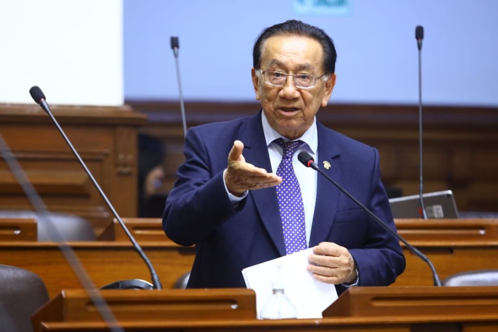 Perú escoge a José María Balcázar como presidente interino