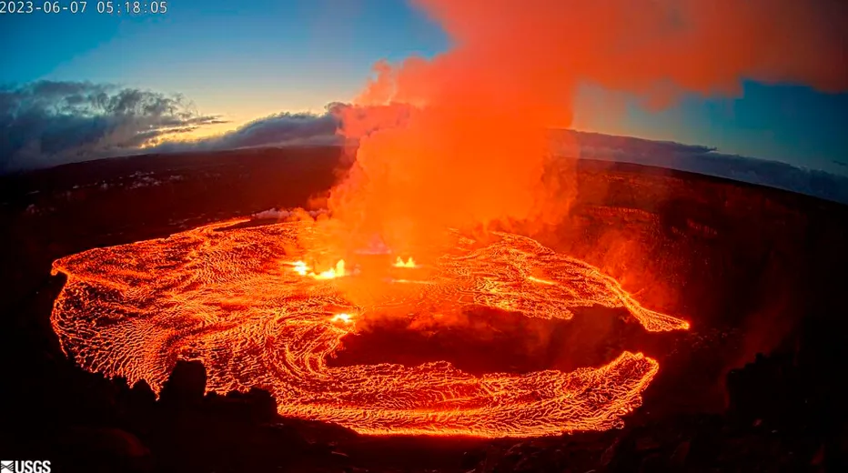 El volcán Kilauea entra en erupción y lanza columnas