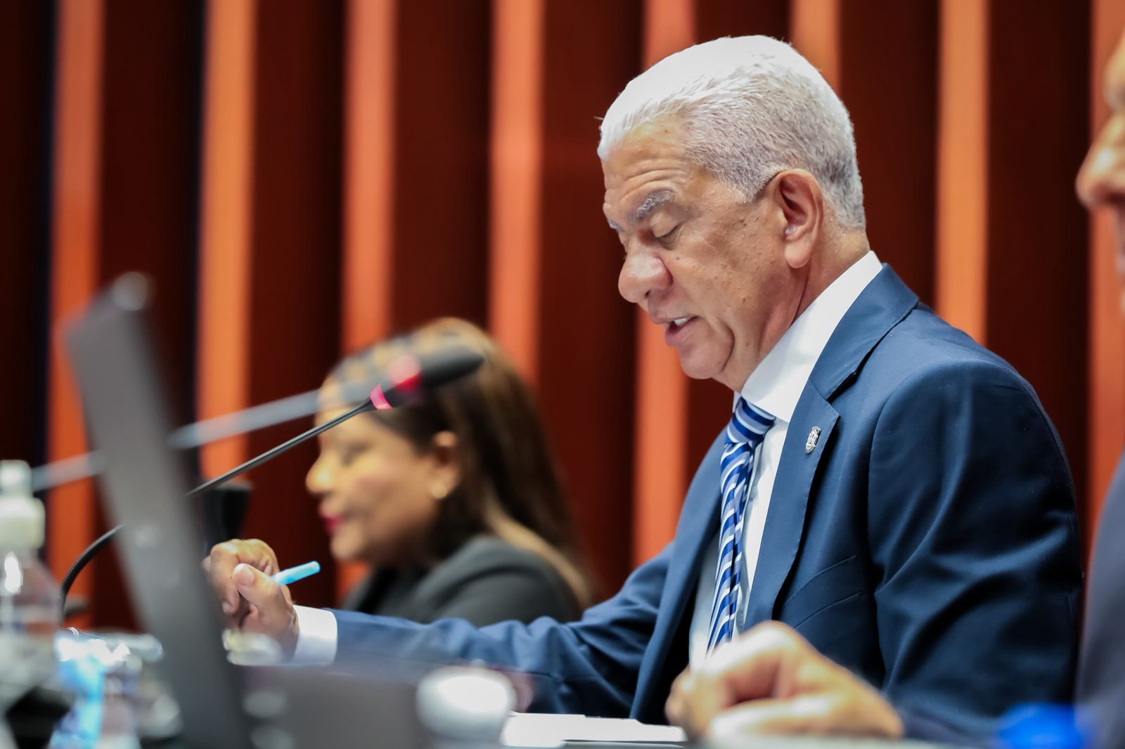 Legisladores dispuestos a revisar contrato de AEREDOM