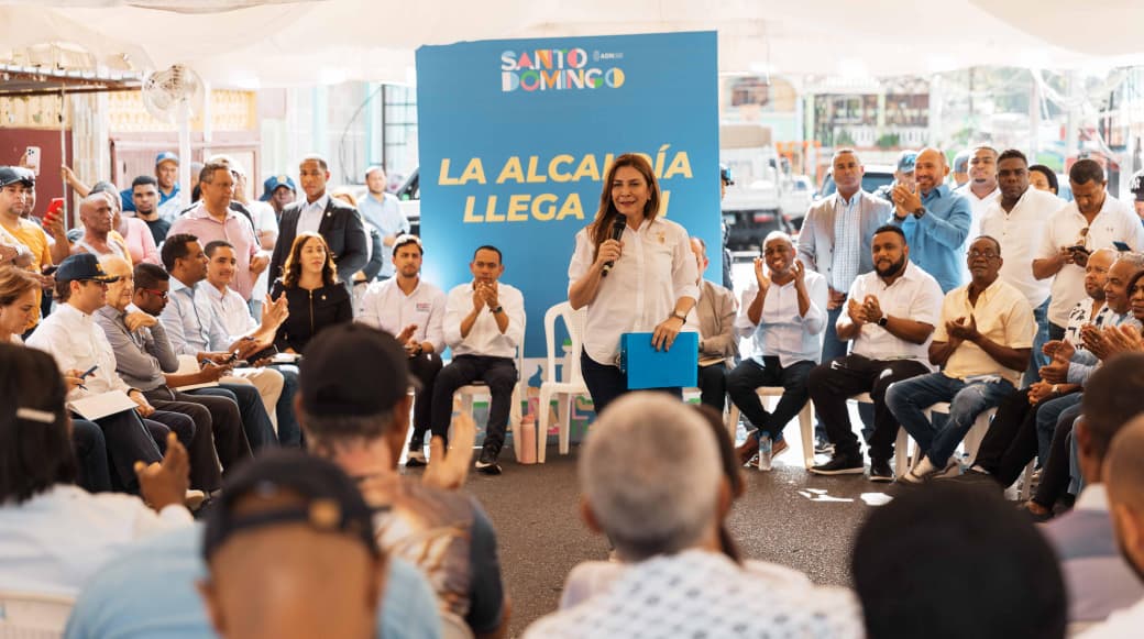 Carolina Mejía lleva soluciones al sector 27 de Febrero
