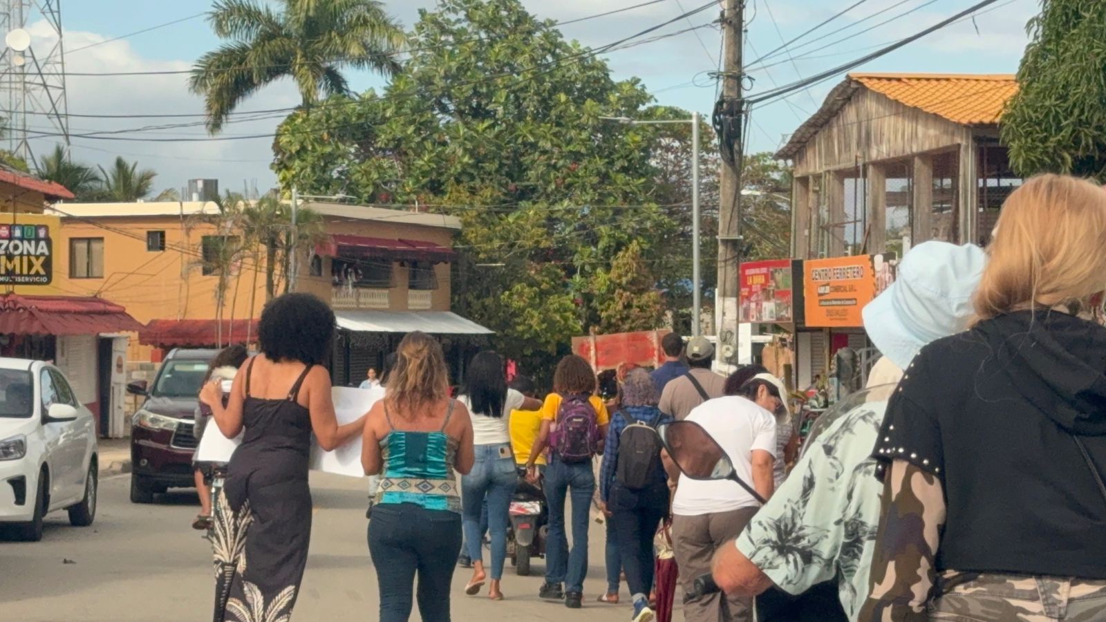 comunidad marcha para exigir solución