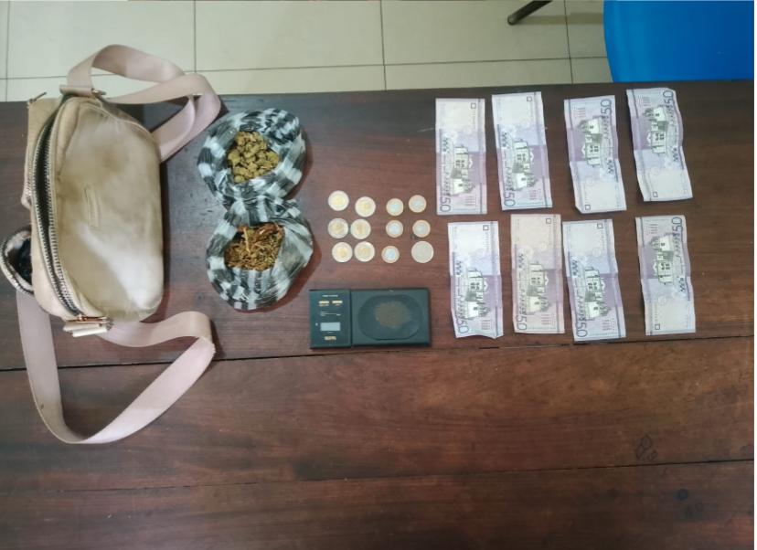 Policía apresa hombre presunta marihuana y balanza en Moca