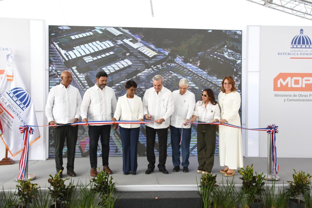 Abinader inaugura moderno mercado municipal