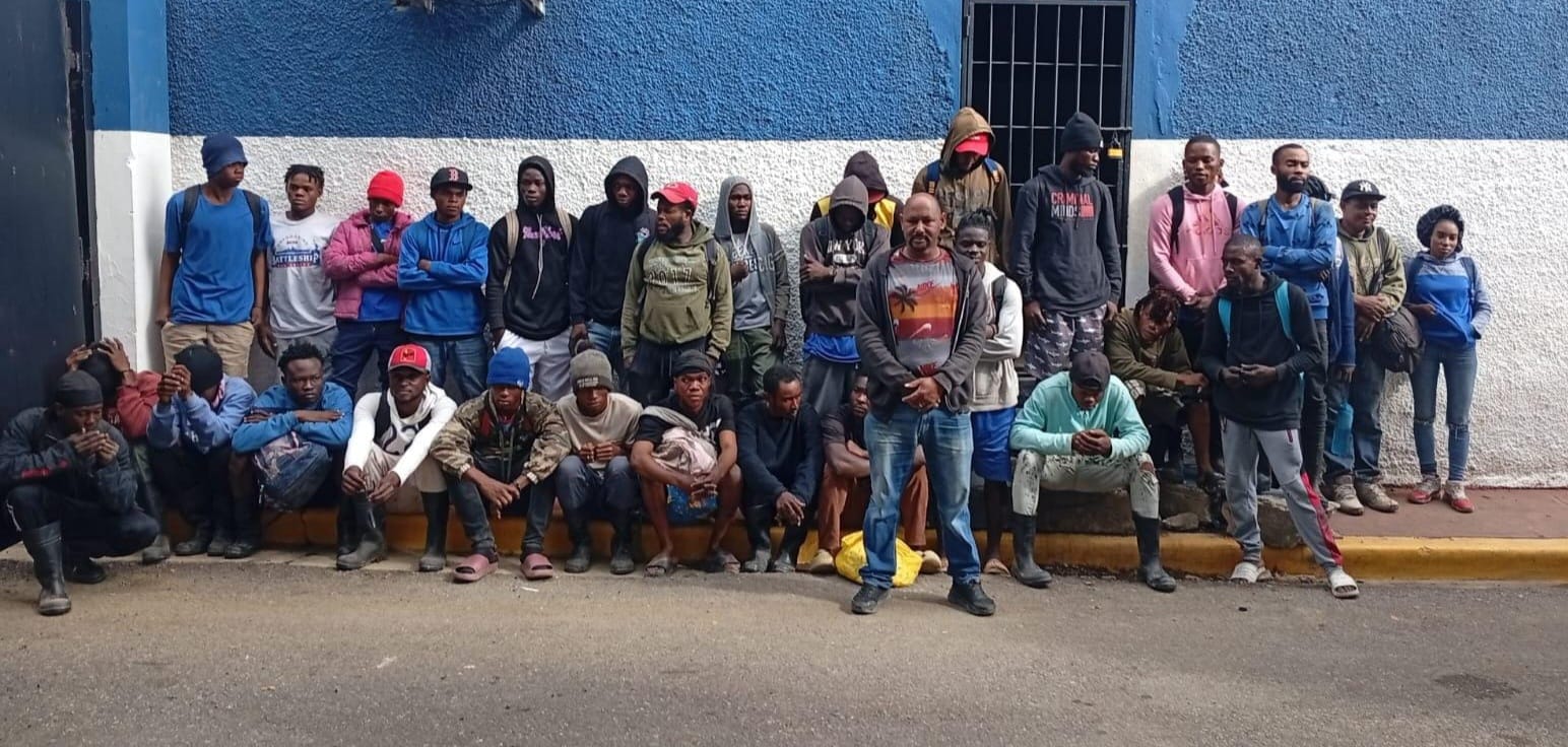 Detienen camionero transportaba 32 haitianos en Santiago