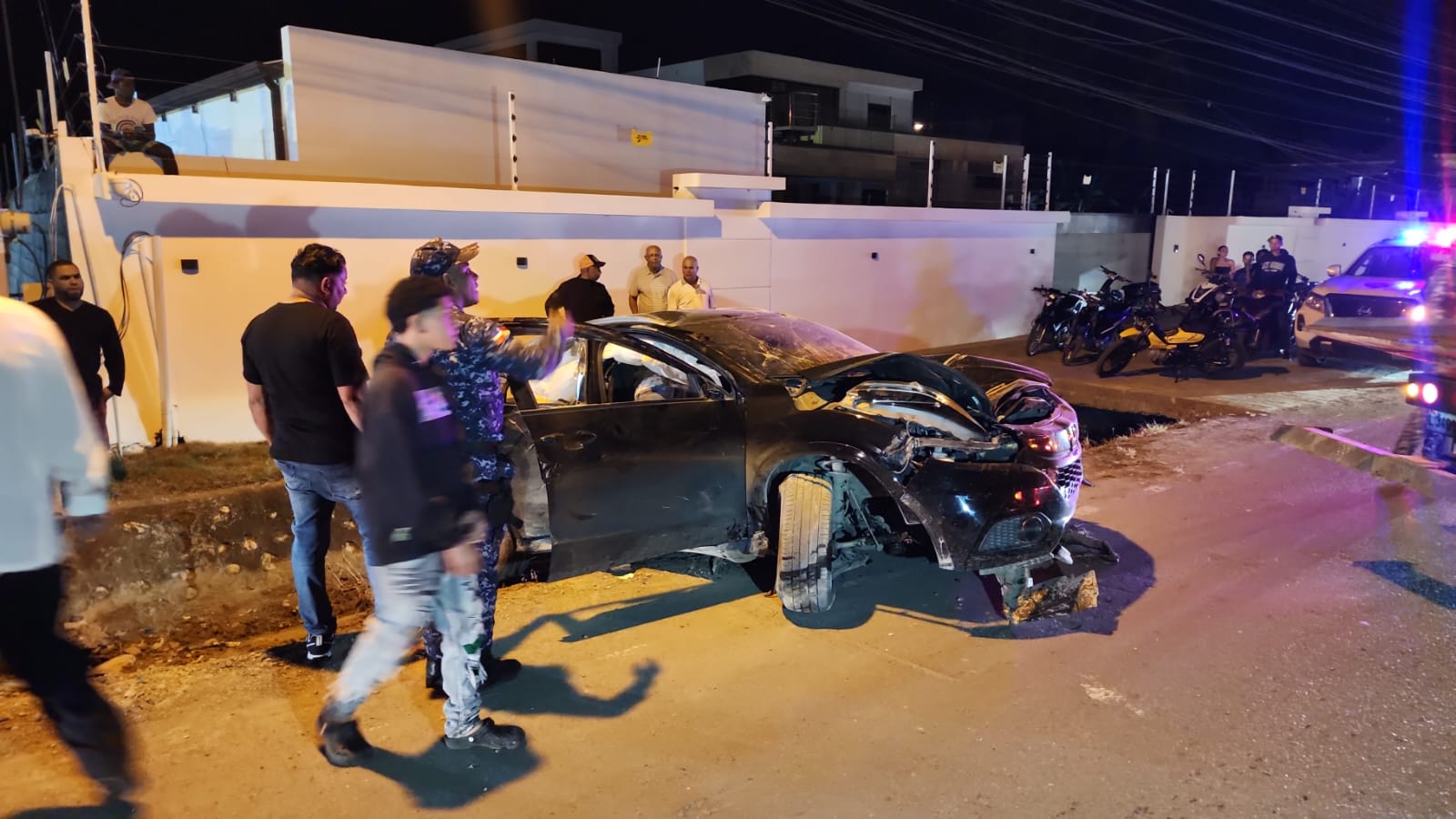 Joven sobrevive a aparatoso accidente en la carretera
