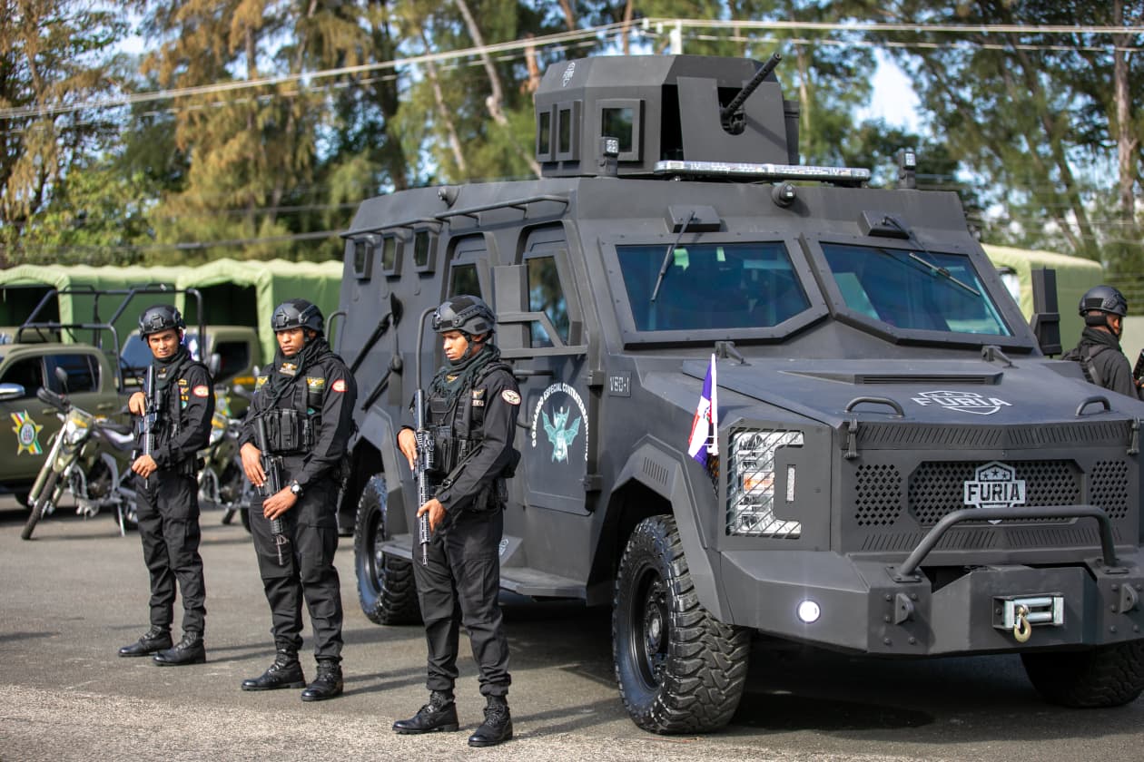 Abinader entrega blindados FURIA drones y equipos emergencia a las Fuerzas Armadas
