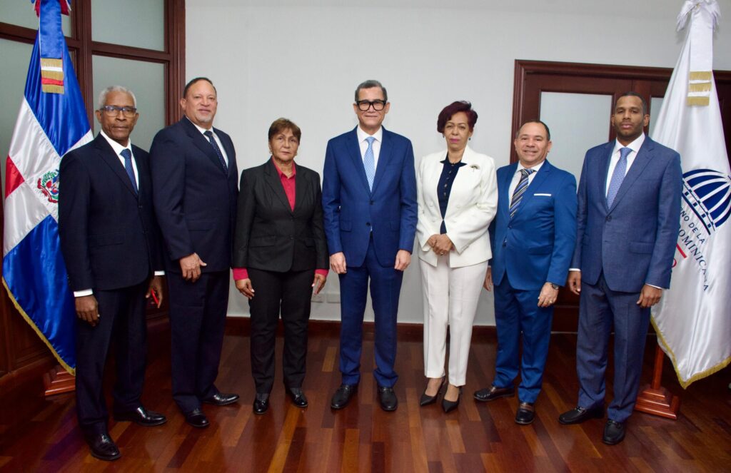 Ministro de Trabajo juramenta nuevos viceministros