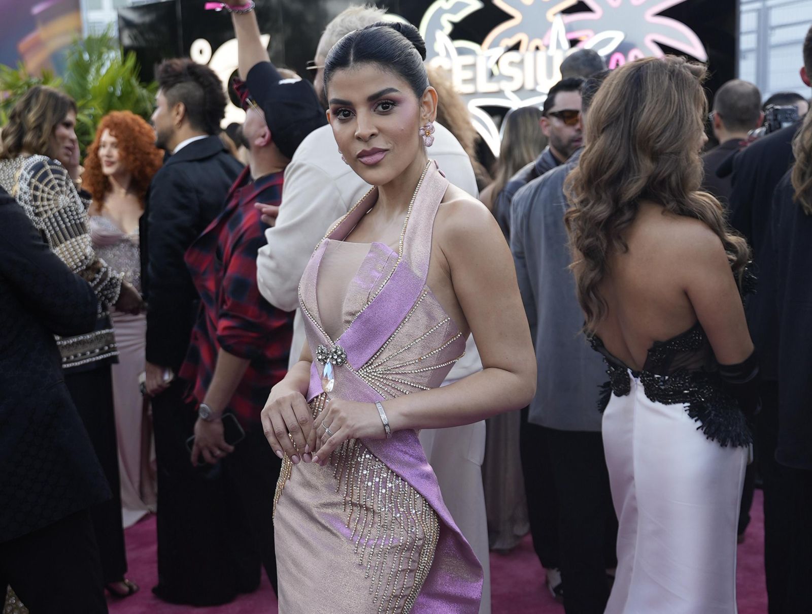 Dra. Tania Medina deslumbra en Premios Lo Nuestro