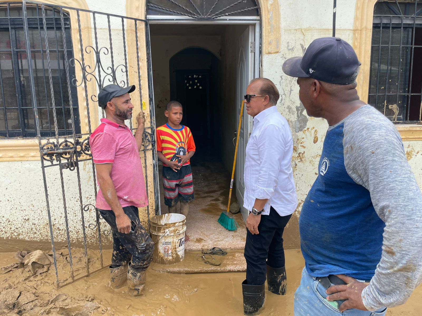 Aníbal Díaz Belliard supervisa zonas afectadas por lluvias