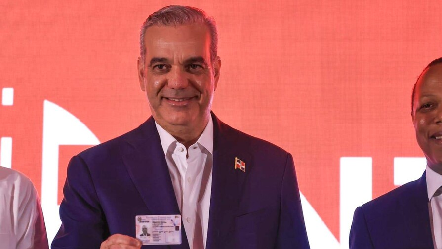 Abinader recibe nueva licencia de conducir