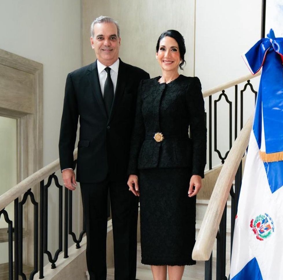 Luis Abinader dedica mensaje a Raquel Arbaje por el Día