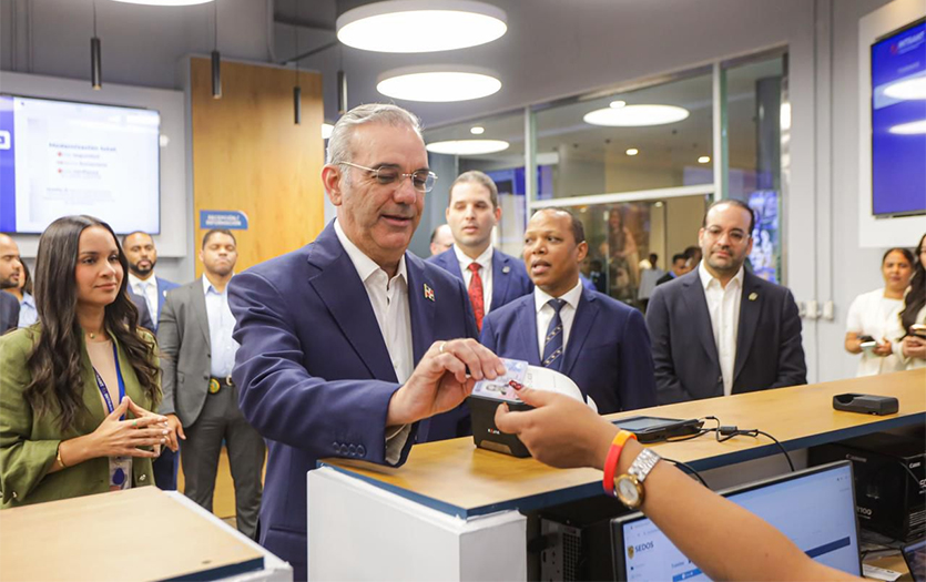 Abinader recibe la nueva licencia de conducir con estándares internacionales