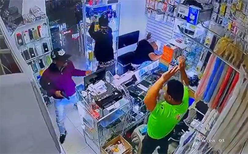 Dueño de tienda de celulares frustra asalto; uno resulto sin vida y otro herido