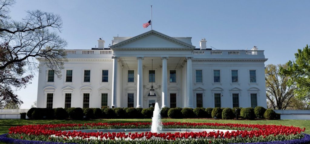 La Casa Blanca dice que es irónico artistas critiquen al ICE