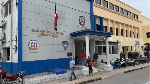 Ciudadanos reiteran denuncias por presuntas irregularidades en cuartel policial de Moca
