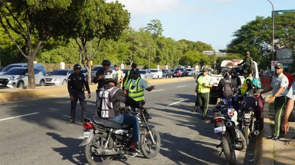 Digesett retiene 43 motocicletas por cruzar semáforo en rojo