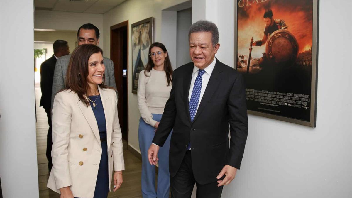 Embajadora de EEUU en RD visita Leonel Fernández