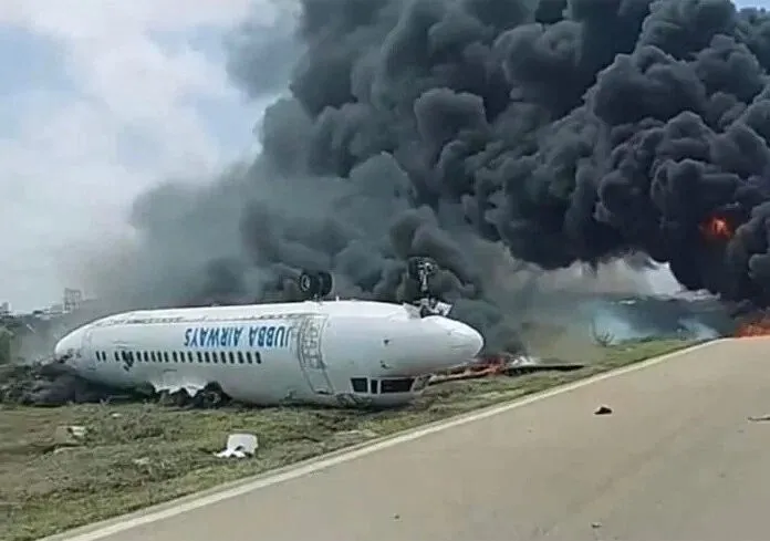 Avión con 55 personas a bordo se estrella en playa de Somalia