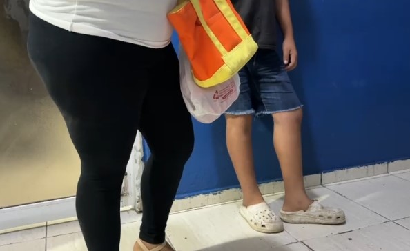 Madre entrega a su hijo de 13 años tras robo