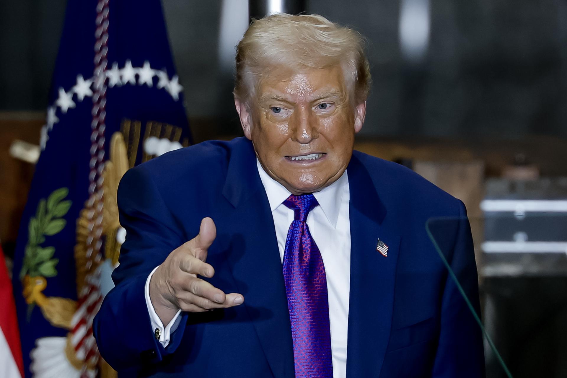 Trump dice considera ataque limitado para presionar a Irán