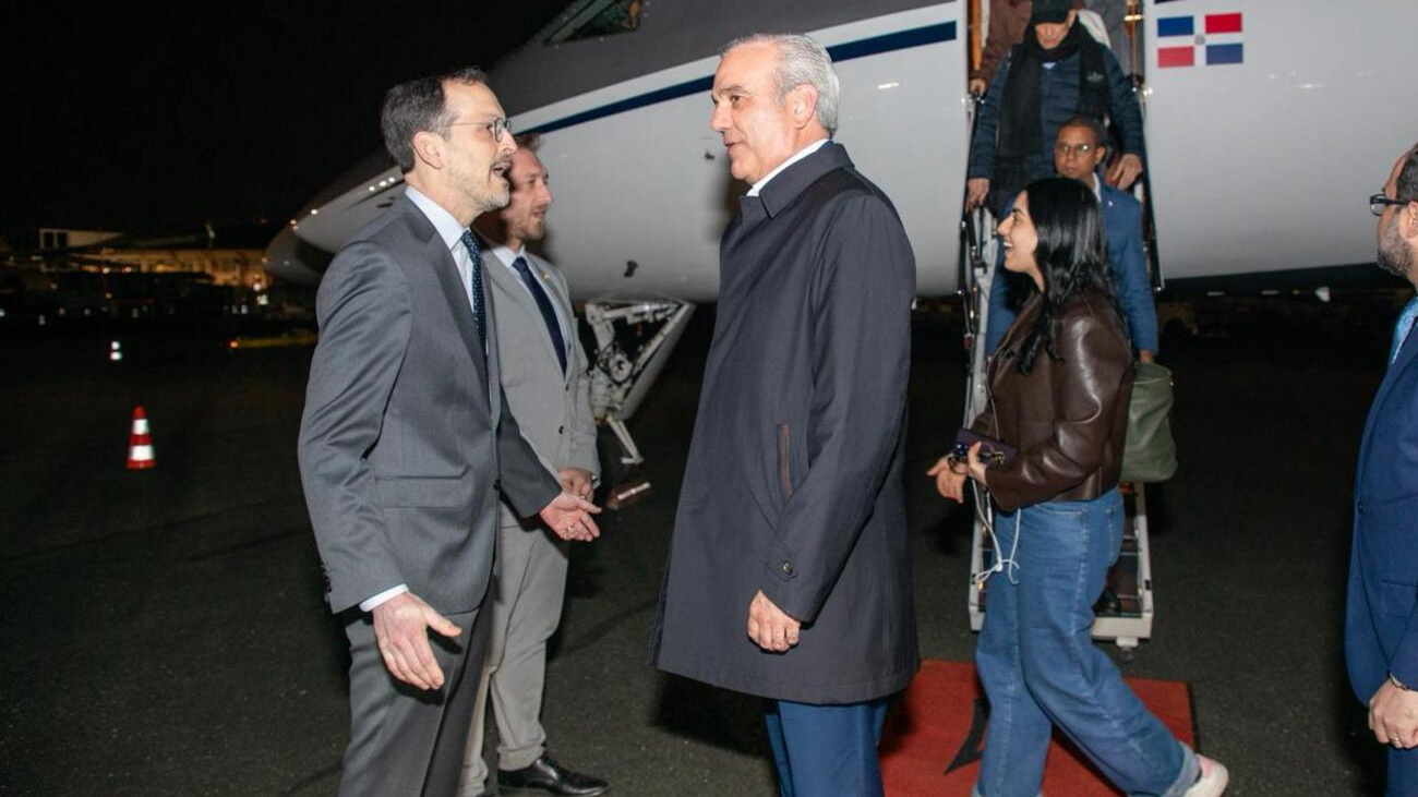 Abinader llega a París donde se reunirá con Emmanuel Macron