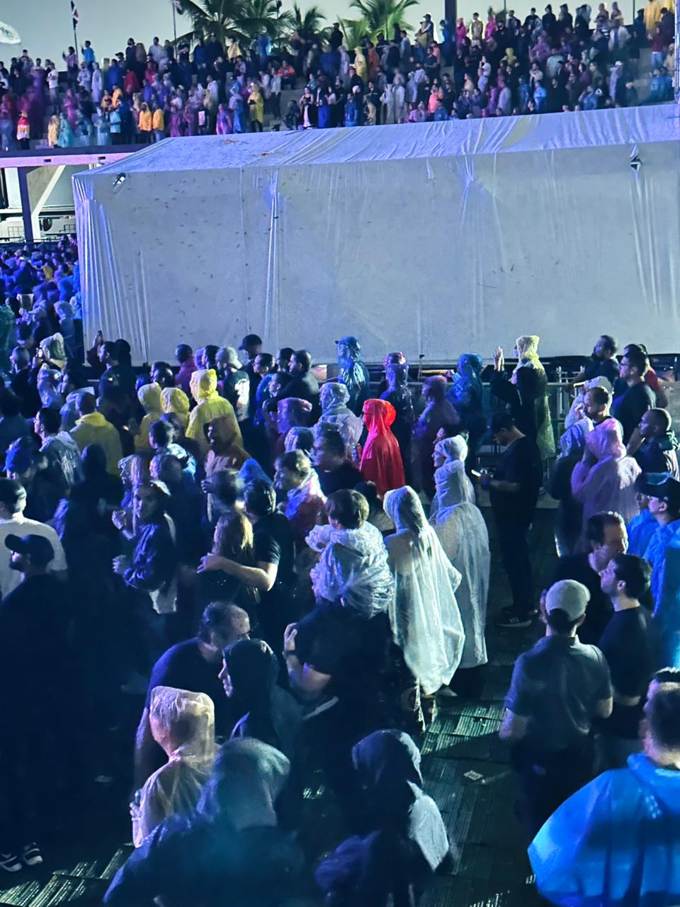 Fanáticos de The Killers desafían la lluvia y disfrutan