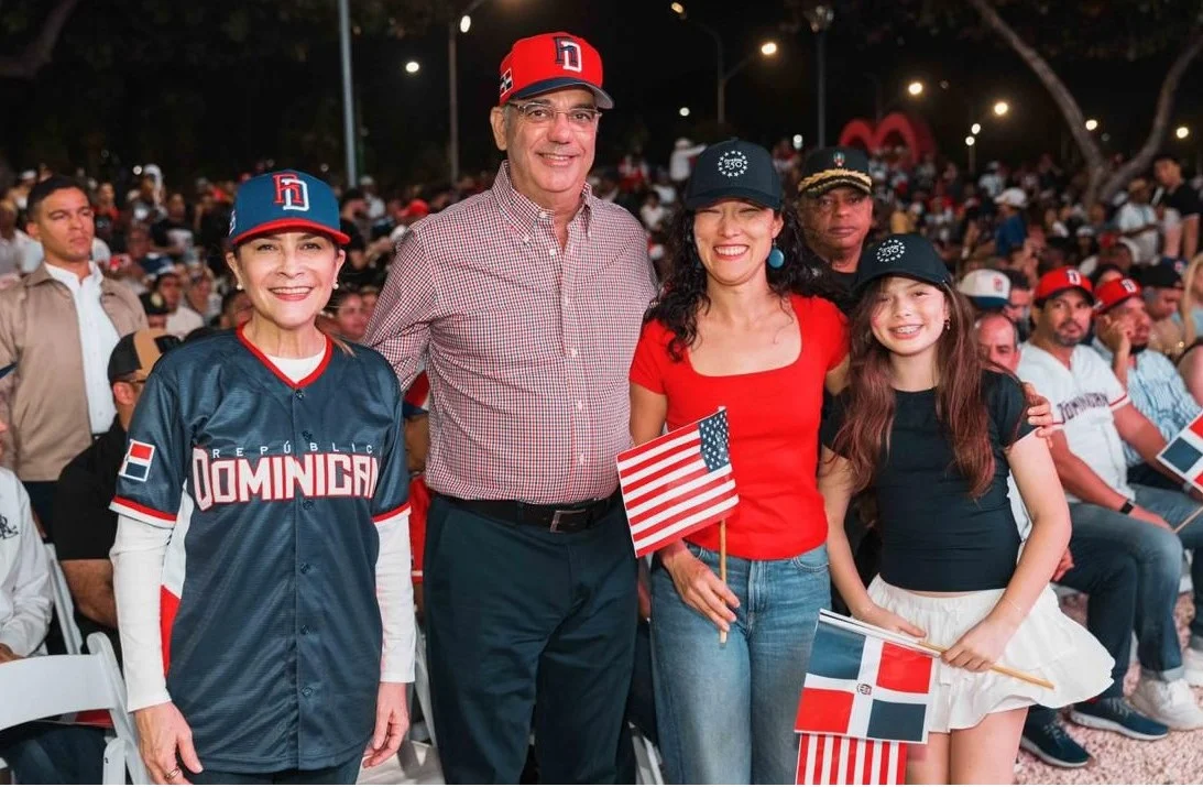 Abinader acude al Malecón para presenciar juego entre República Dominicana y Estados Unidos junto a los capitaleños