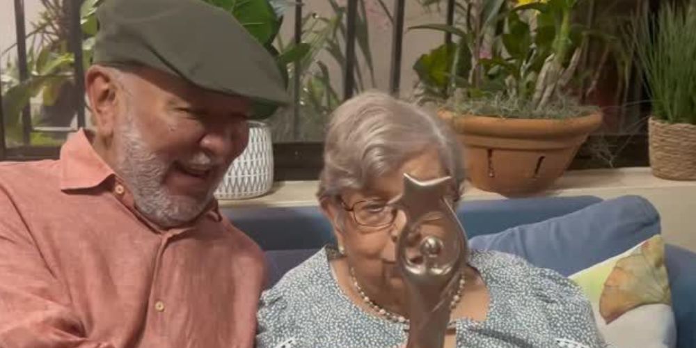 El noble gesto de Jochy Santos con su madre al entregarle “El Gran Soberano”