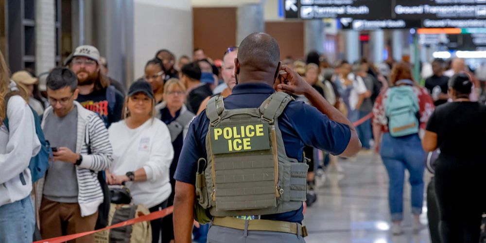 Estados Unidos despliega a los agentes de inmigración en catorce aeropuertos