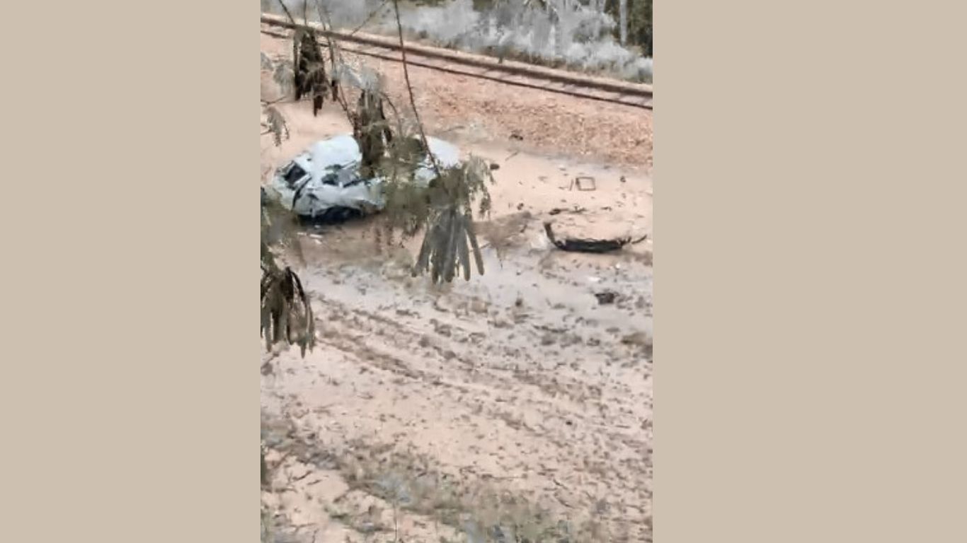 Conductor sobrevive tras caer con su vehículo desde