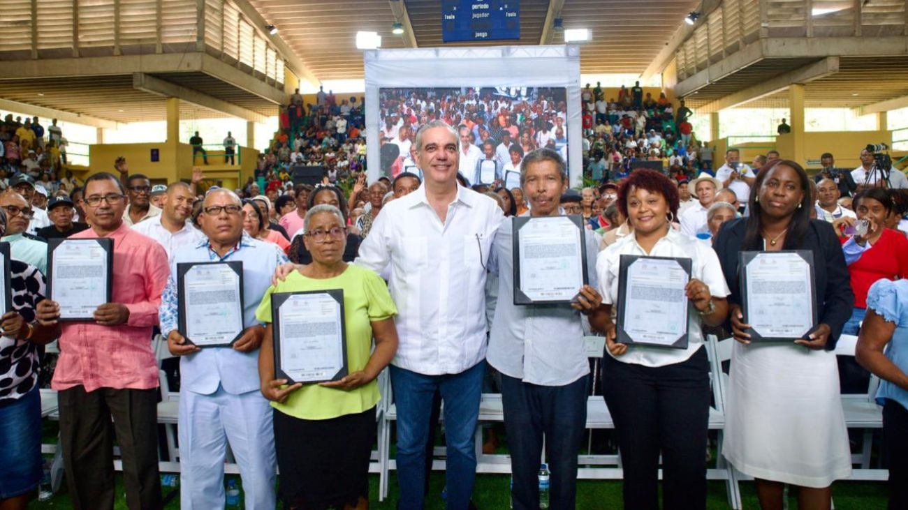 Abinader entrega 2,315 títulos de propiedad en SPM