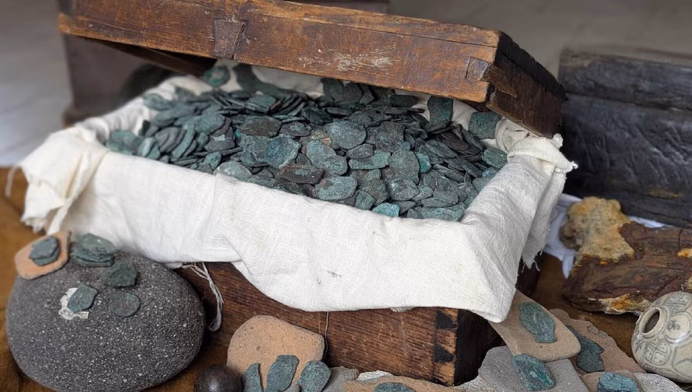 Excavadoras encuentran 1 millón de dólares en monedas