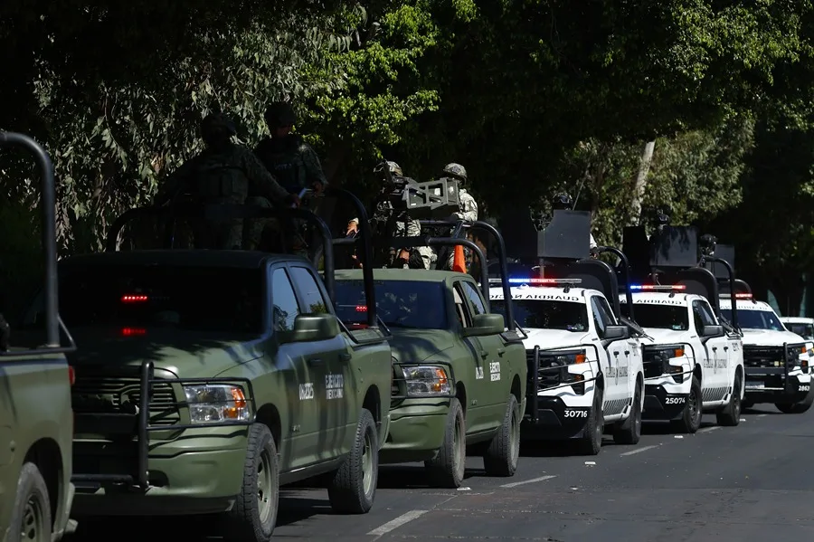 Ataúd dorado, música regional y mucha seguridad