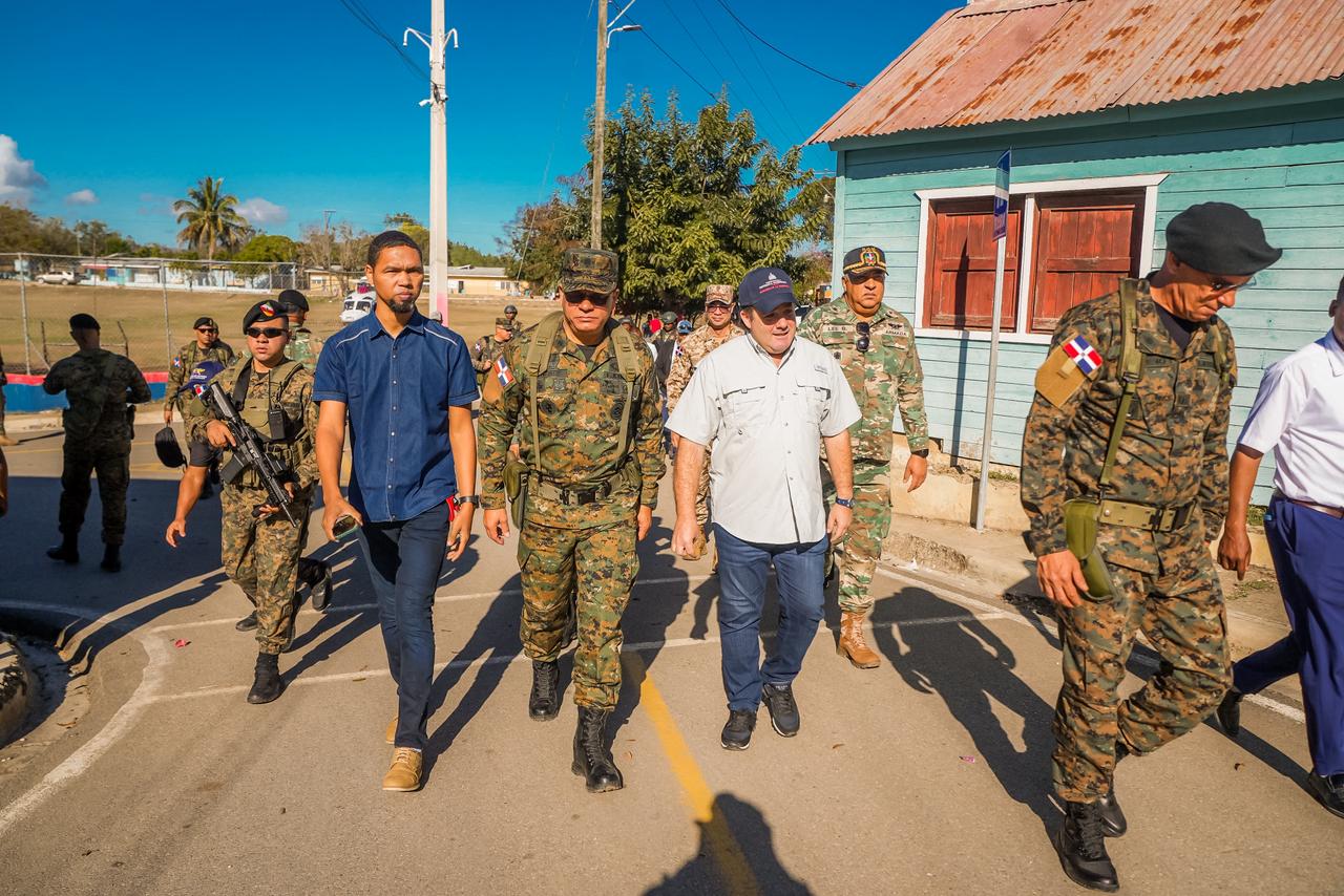 Paliza y Fernández Onofre visitan comunidades en la frontera