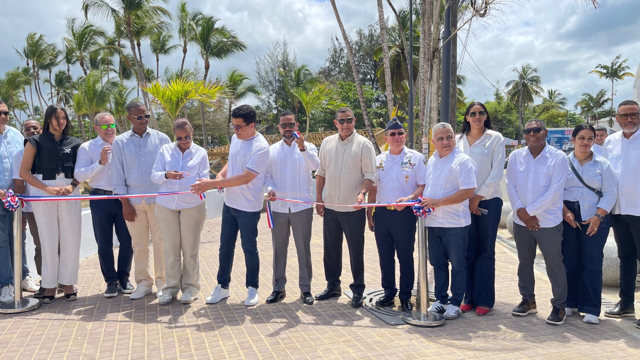 David Collado inaugura pasarela peatonal en Las Terrenas