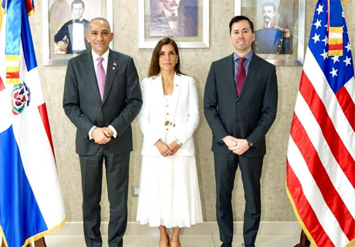 Embajadora de EE. UU. presenta a la DNCD nuevo agregado interino de la DEA en RD