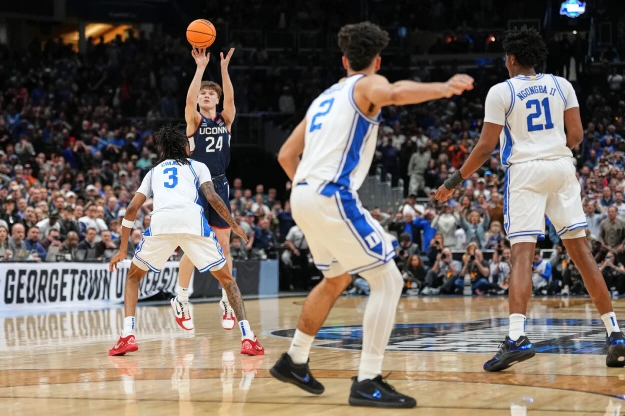 Con un triple histórico, UConn sorprende a Duke y avanza al Final Four