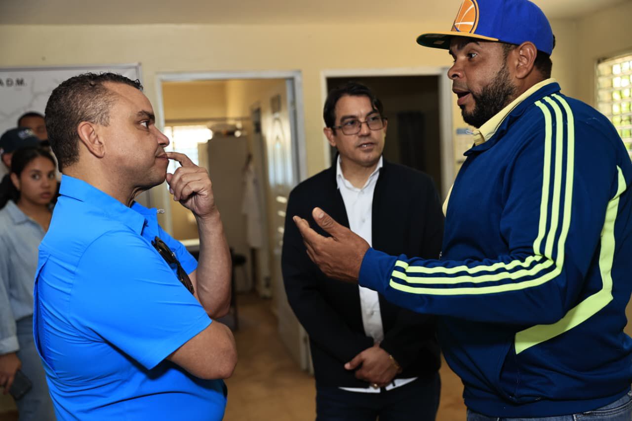 Julio Landrón supervisa labores de limpieza