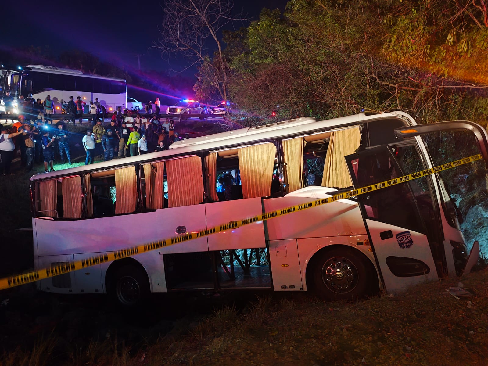Dos turistas canadienses fallecen en accidente de autobús